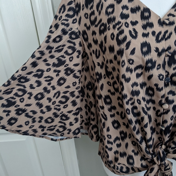 Leopard print tie-front buttoned top - Picture 5 of 7